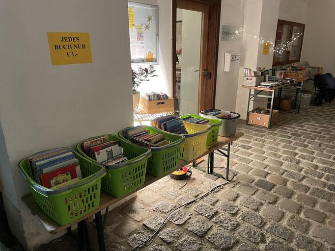 Adventmarkt mit Büchereiflohmarkt
