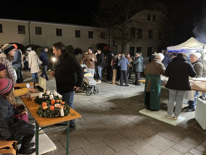 Adventmarkt mit Büchereiflohmarkt