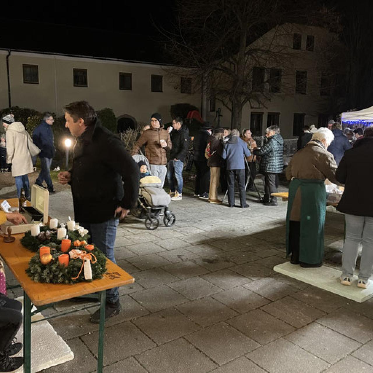 Adventmarkt mit Büchereiflohmarkt