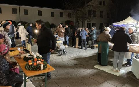 Adventmarkt mit Büchereiflohmarkt